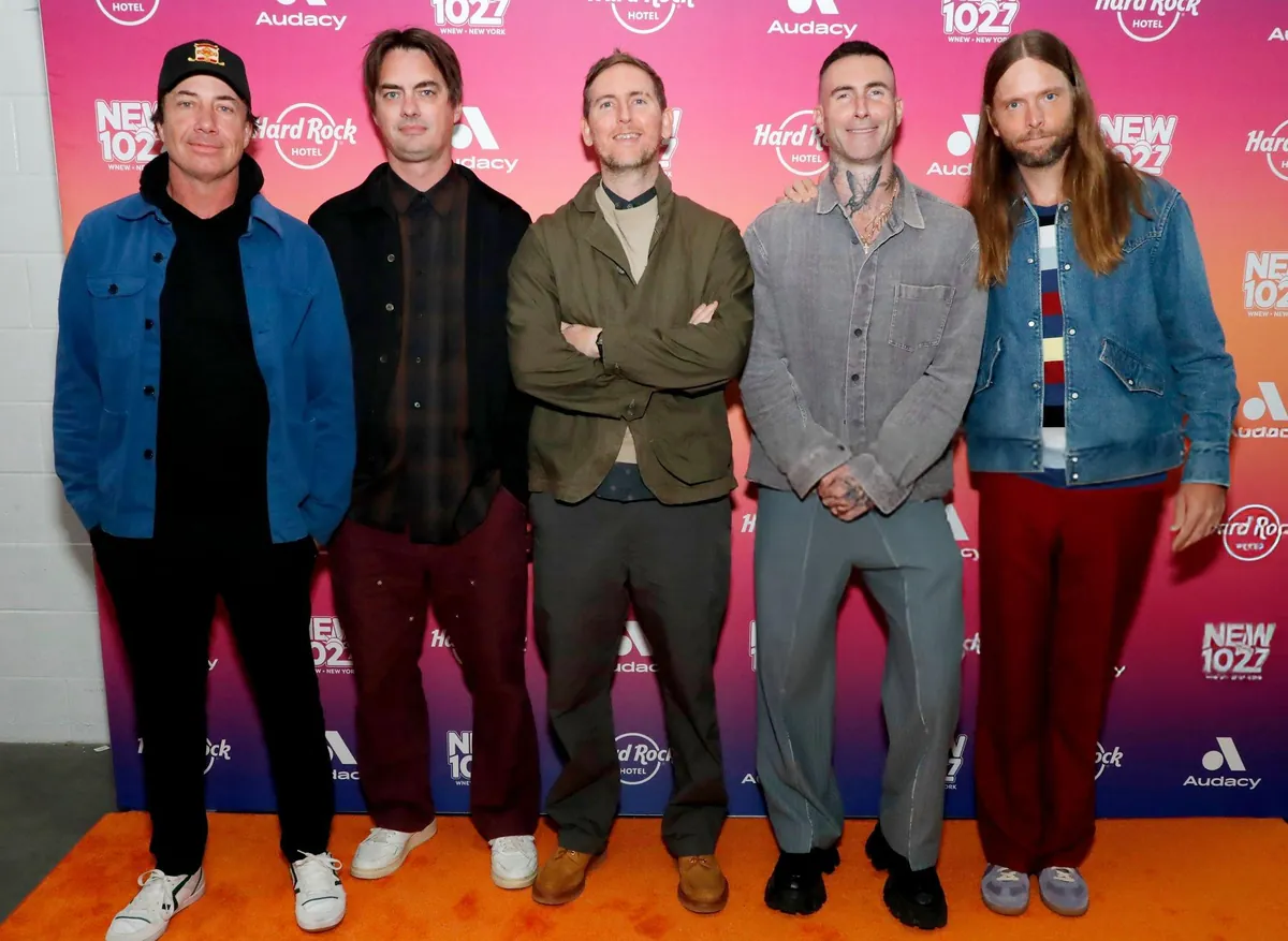Maroon 5 Members Profile: Names, Ages, Birthdays, and Heights Matt Flynn, Sam Farrar, Jesse Carmichael, Adam Levine and James Valentine of Maroon 5