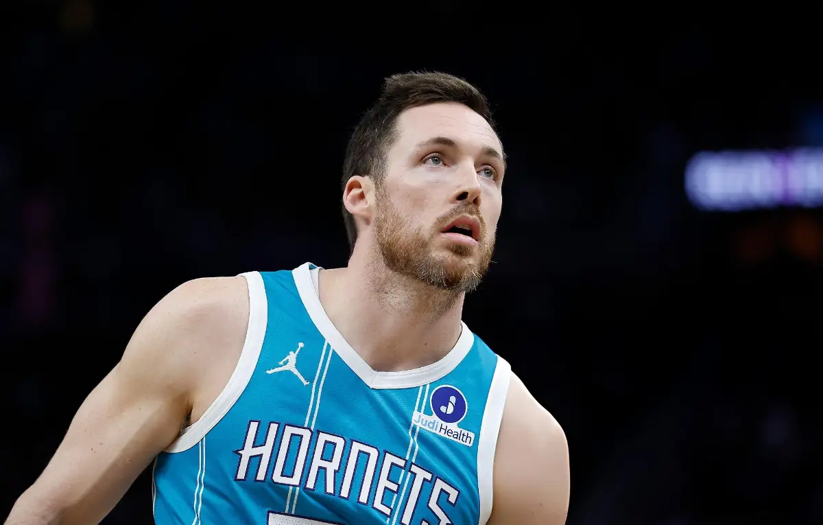 Pat Connaughton #21 of the Charlotte Hornets