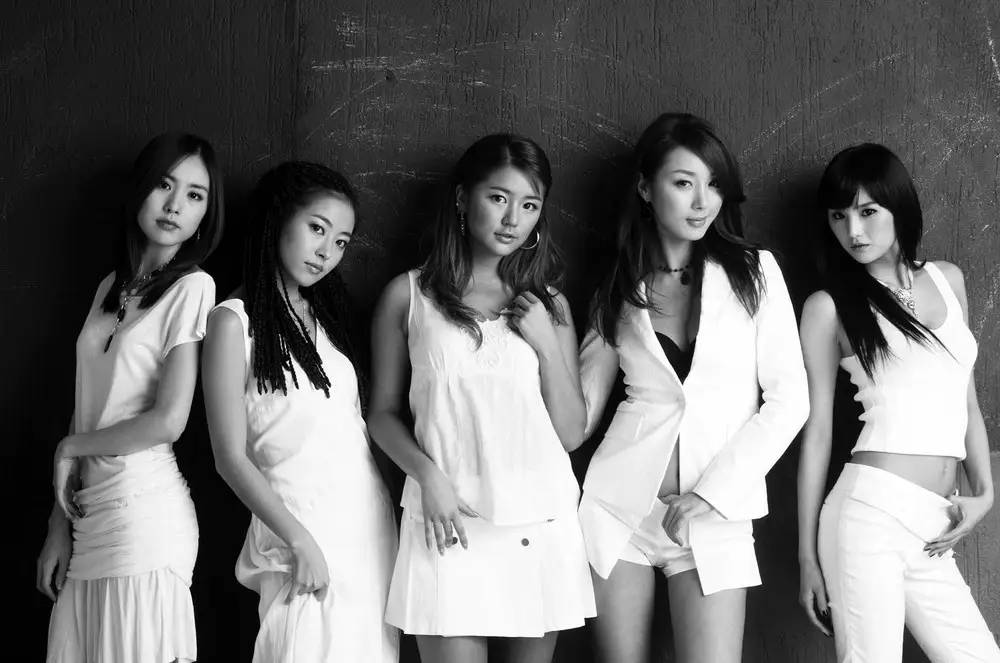 Baby V.O.X members are Kim E-Z, Heejin, Eunjin, Miyoun, and Eunhye.