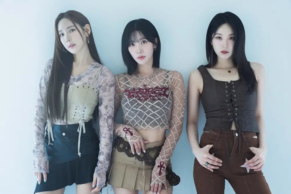 CLEO members are Chae Eunjung, Dogyoung, and Dajeong.