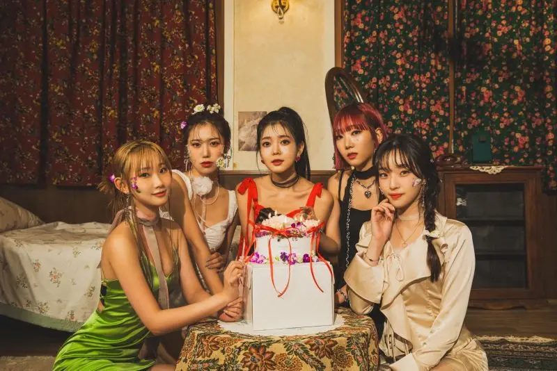 FERRY BLUE members are Dozin, Xiho, Hyeyoung, Seul, Seona, and Hyunji.