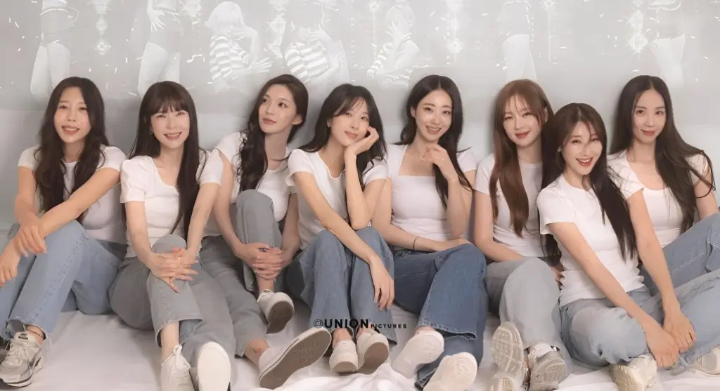 9MUSES members are Hyemi, Moon, E U Erin, Sungah, Gyeongree, Minha, Gabin, and Keumjo.