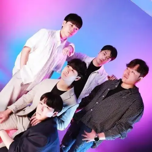 Aliven members are Seungmok, Gyuhyun, Donghoon, Haegwon, and Beomsu.