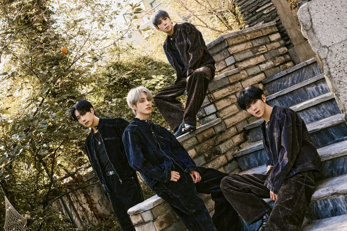AWIN members are K, Roan, Dam, and Ziki.