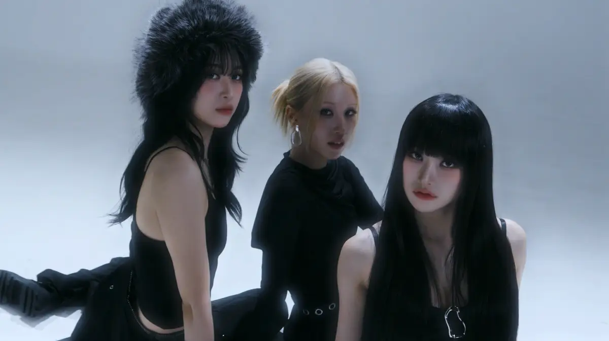 AWU members are Lola, Dia, and U_Chae.