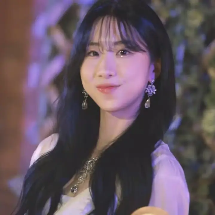 Azer-Blossom member Minha