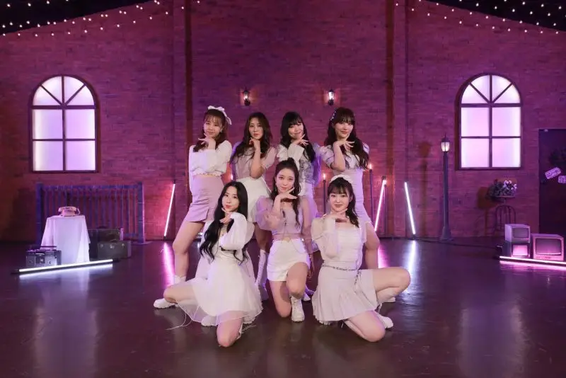 Azer-Blossom members are Yejin, Jihyun, Siwoo, Myungwoo, Mingyeong, Minha, and Seohyun.