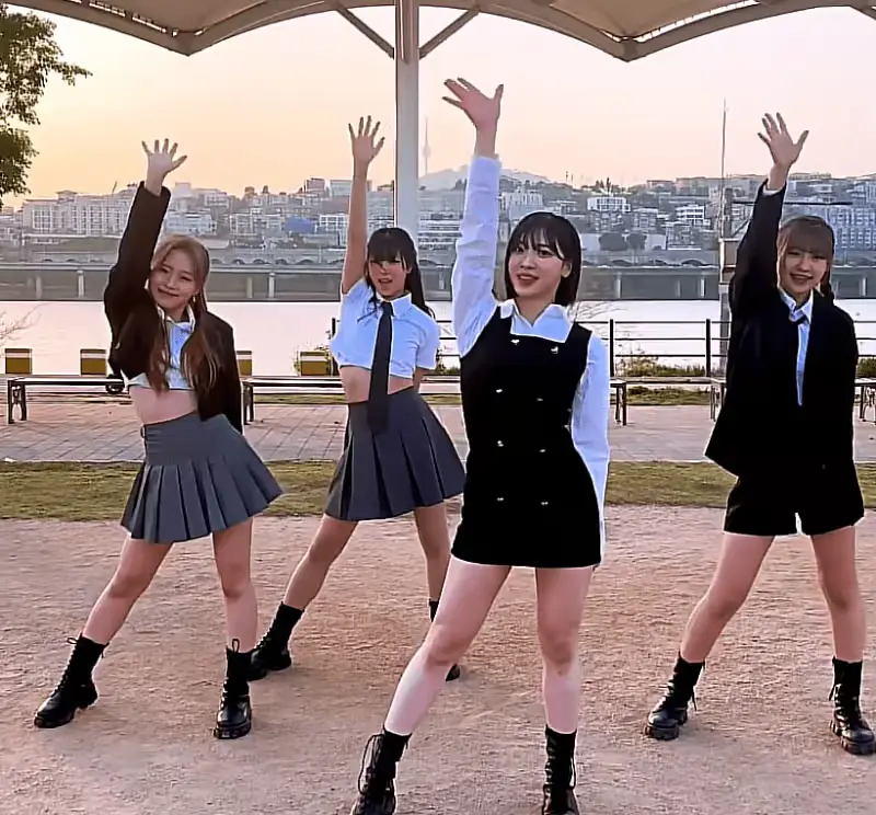 Biscuit Girls members are Cho Kyungyeon.