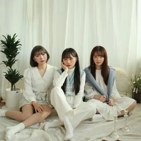 Charari Danchu members are Haneul, Minjeong, and Eunhyang.