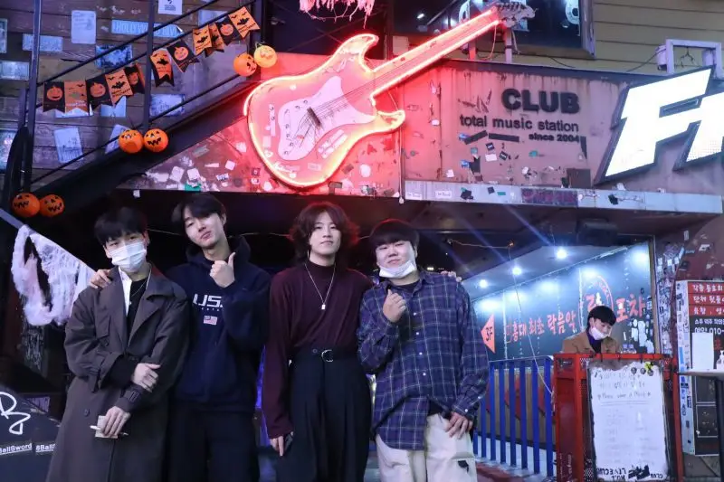 Confined White members are Hyuk, Daemyeong, Jaemin, and Taebeom.