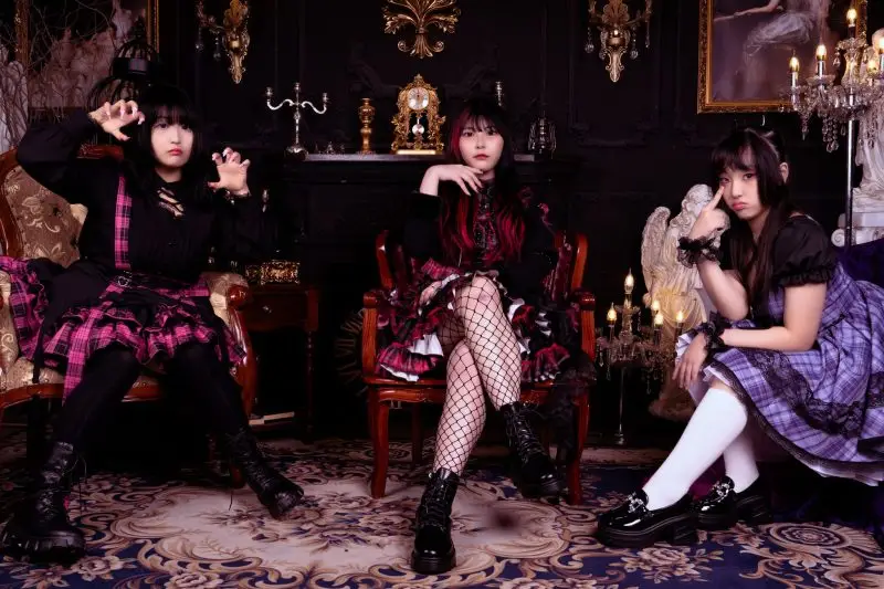 Daydream Affection members are Rina, and Natsuko.