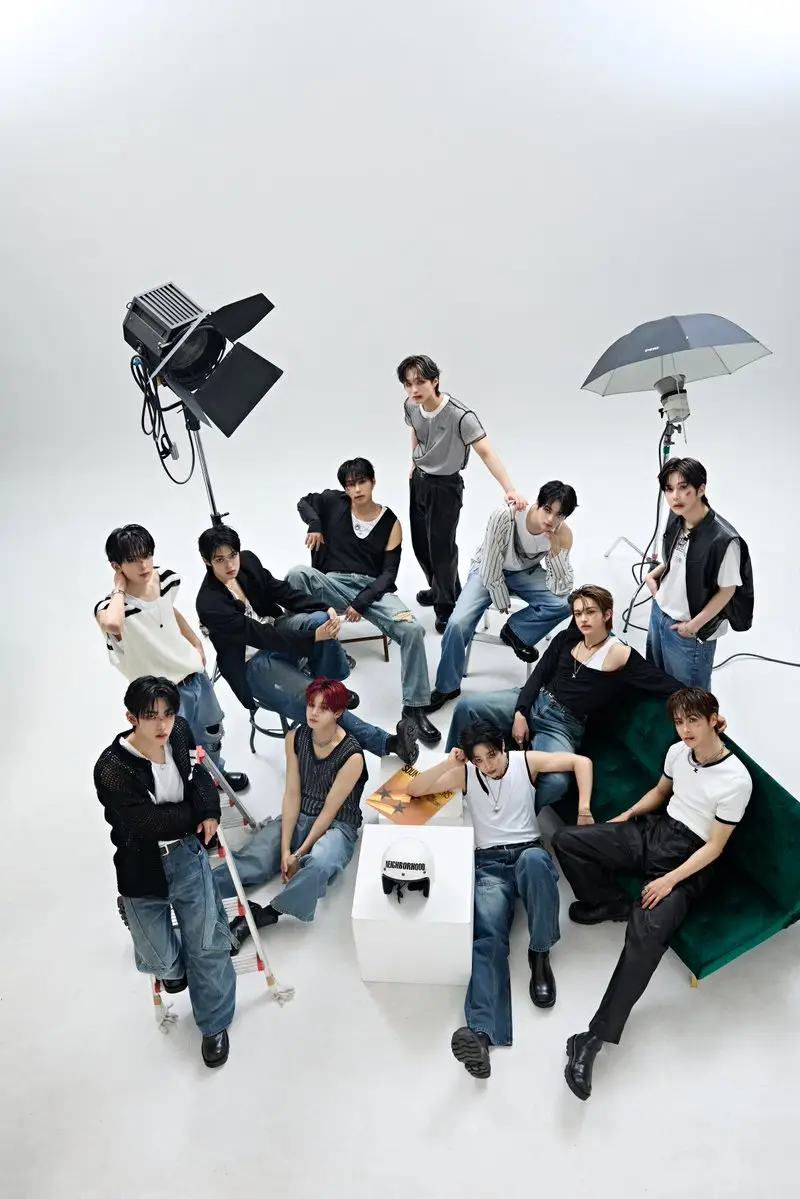 Double 0ne members are Yoojun, Muzin, Kang Minseo, Lee Hanbin, Junseo, Hikari, Ling Qi, Youngseo, Doha, Bit, and Hong Sungmin.