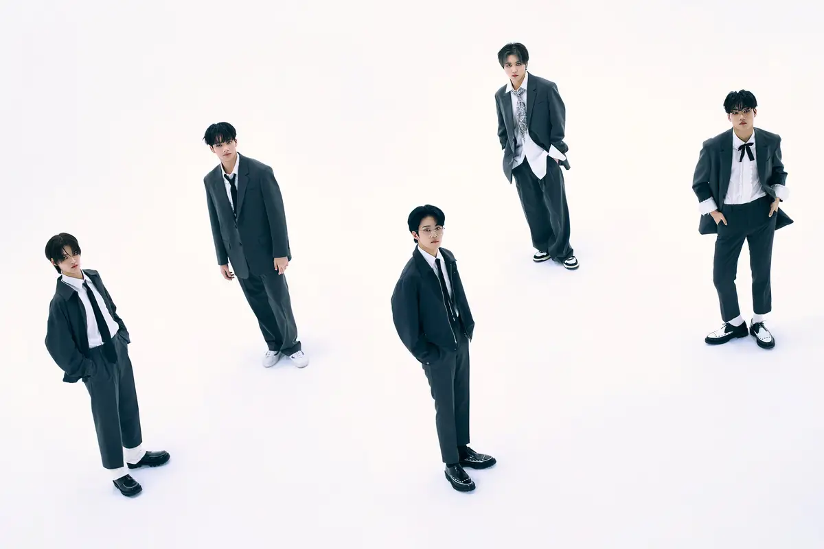 EASTSHINE members are IEL, Dongjae, Hyun, Lumin, and Phoenix.