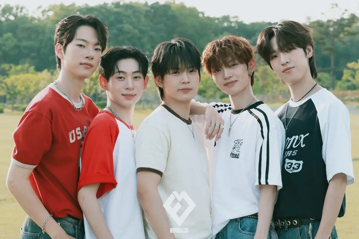 EMOTI:M members are Ju Hyun, Rei, Yeong Ho, Chan Yul, and Jin Won.