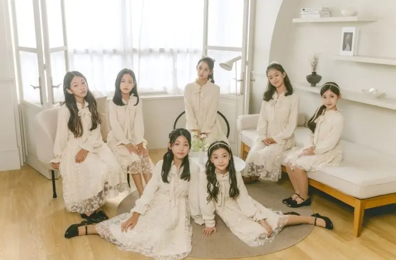 Eunoai members are Siyeon, Hasun, Zio, Dohyun, Galyn, and Seoyul.