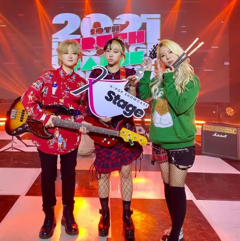 fishingirls members are Vienna Finger, Yuyu, and Song Petit.