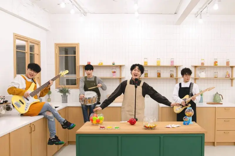 FLAG members are Jonyeo, Pilgeun, Dabeen, and Sanghyun.