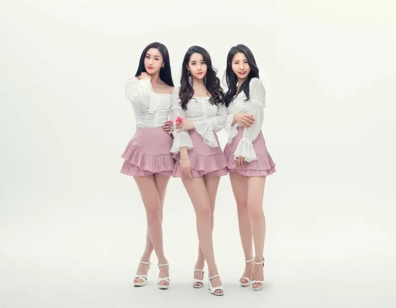 Flow Sister members are Heuk Jangmi, Hana, and Yeonha.