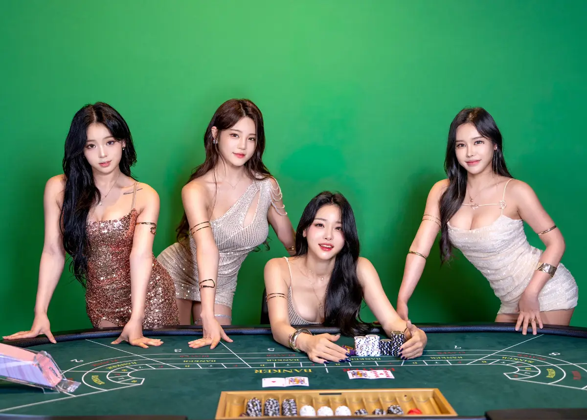 Fly With Me members are Shasa, Few, Ellie, Liae, Hai, Sera, Nana, and Yuki.