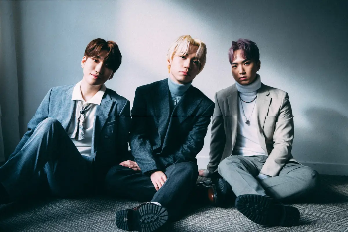 GIFT members are Lee Joo Hyuk, Hwi Gyeom Jeong, and Kim Hyung woo.