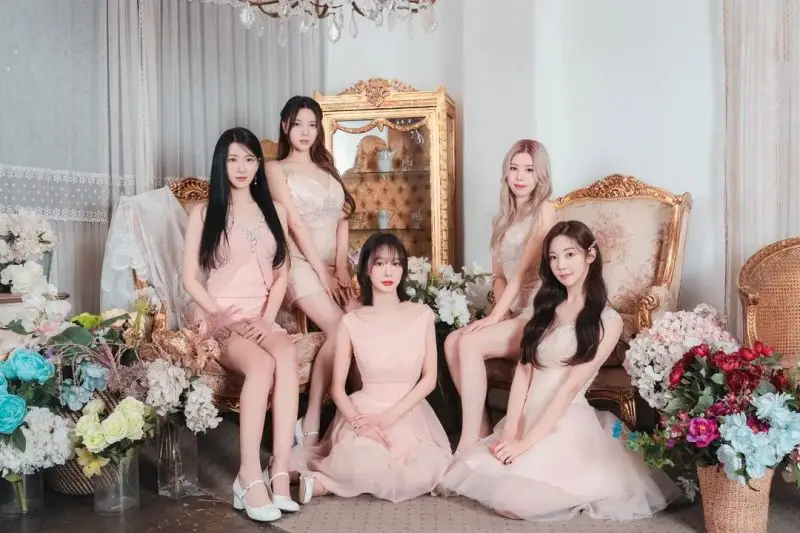 Hashtag members are Hyunji, Sua, Seungmin, Subin, and Sojin.