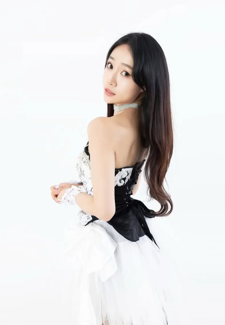Hidden Glow member I:RINA