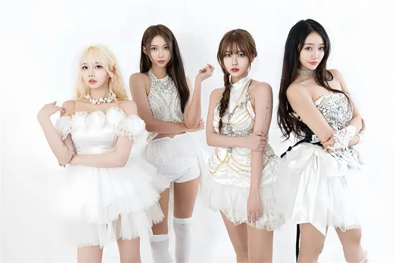 Hidden Glow members are I:RINA, Kiki, Hada, and Florea.