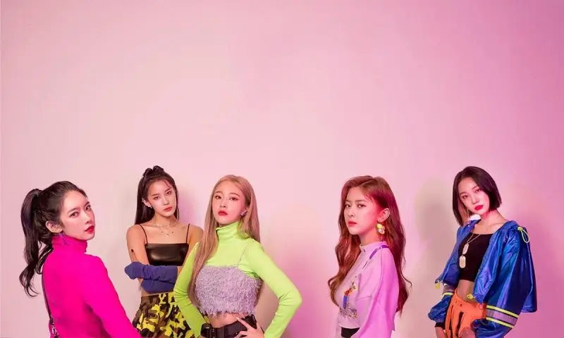 HINAPIA members are Minkyeung, Gyeongwon, Eunwoo, Yaebin, and Bada.