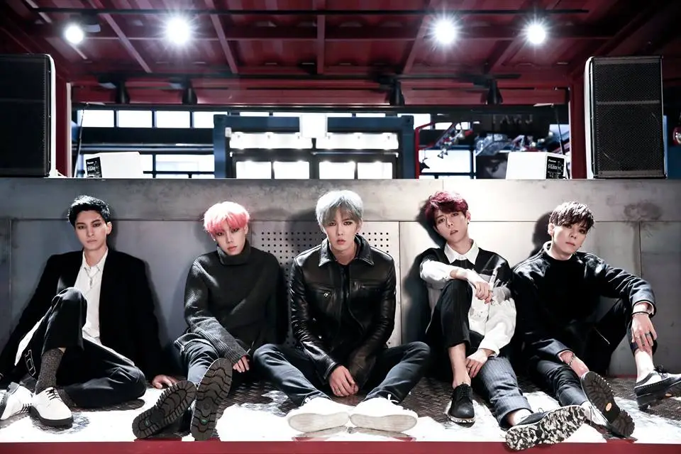 HISTORY members are Kyungil, Dokyun, Sihyoung, Jaeho, and Yijeong.