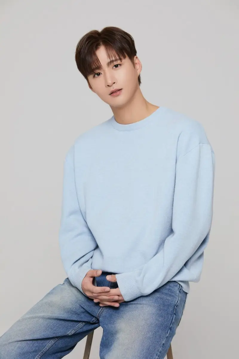 KNK member Hyunjong
