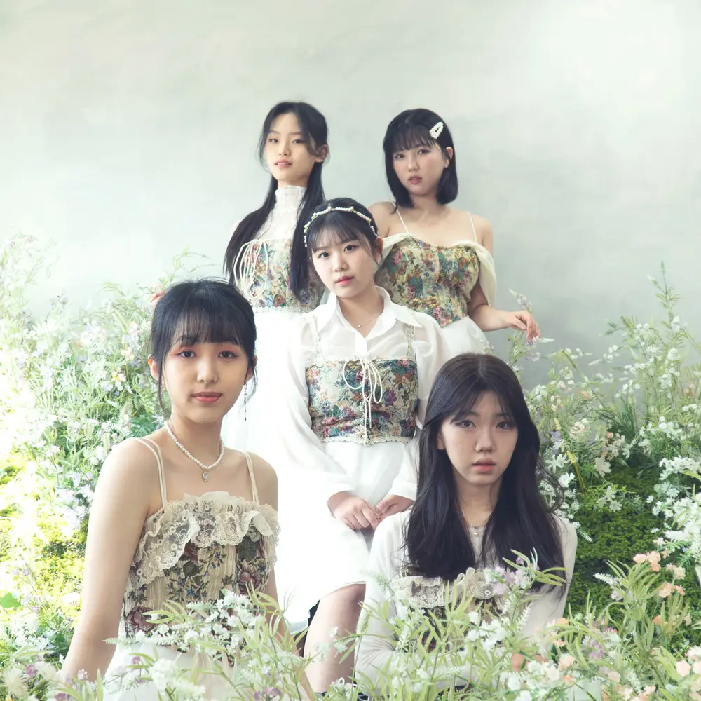 LA FLOR members are Nayeong, Yiryang, Boeun, Eunseo, and Seohyeon.
