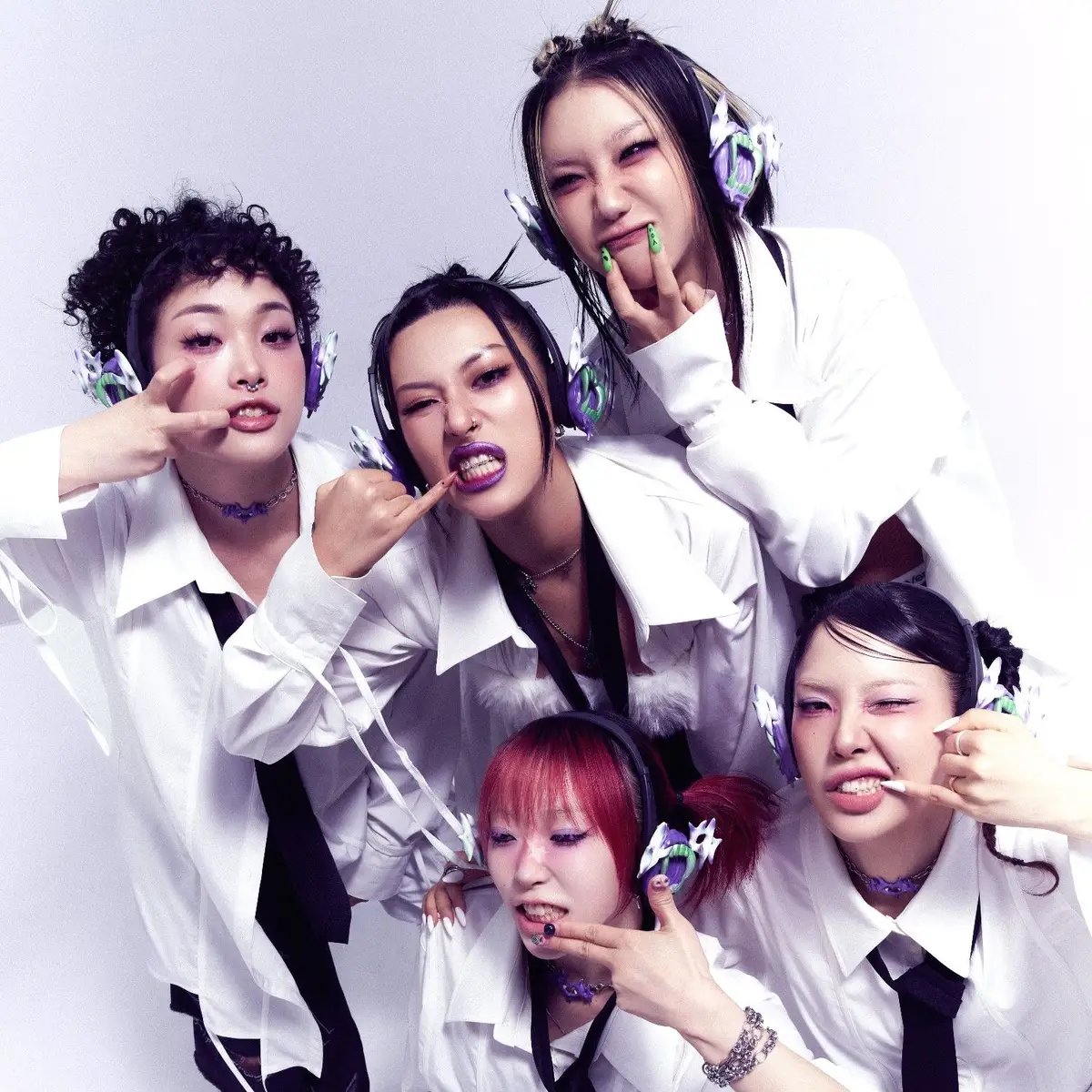 LADYBOUNCE members are Nob, Vessi, Biggy, Naro, and Capri.