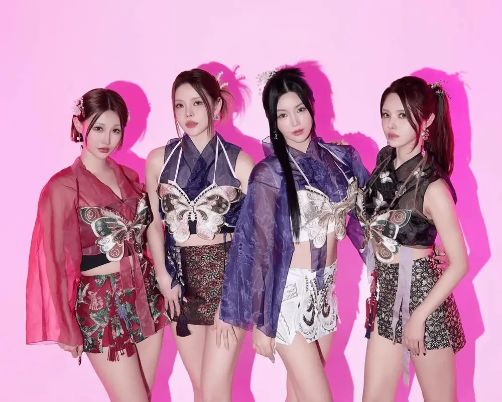 LAYSHA members are Goeun, Chaejin, Hadam, Hyeri, Jian, Semi, Bitna, Yujeong, Gavin, and Summer.