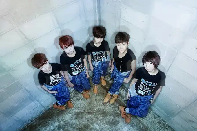 LISO members are Aron, Yul, Jesse, Roy, and Day.