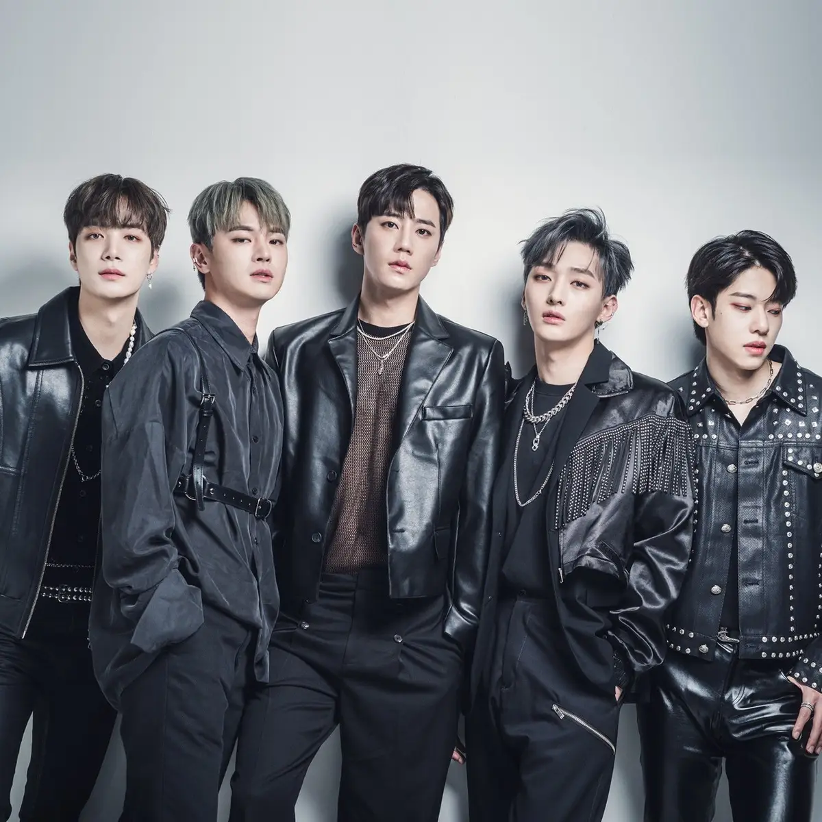 Luna members are Yoon Taein, Seo Wooyeon, Lee Shin, Woo Gaon, and Kim Yoochan.