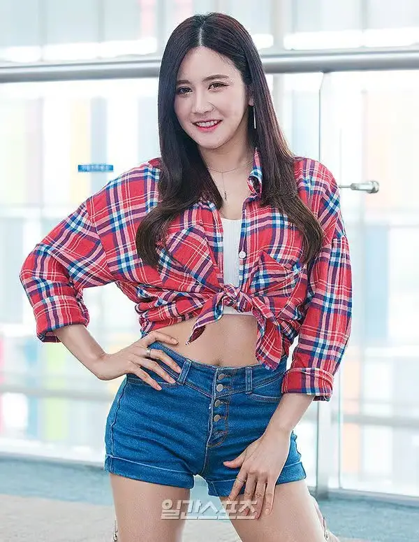 LUX former member Dokyung