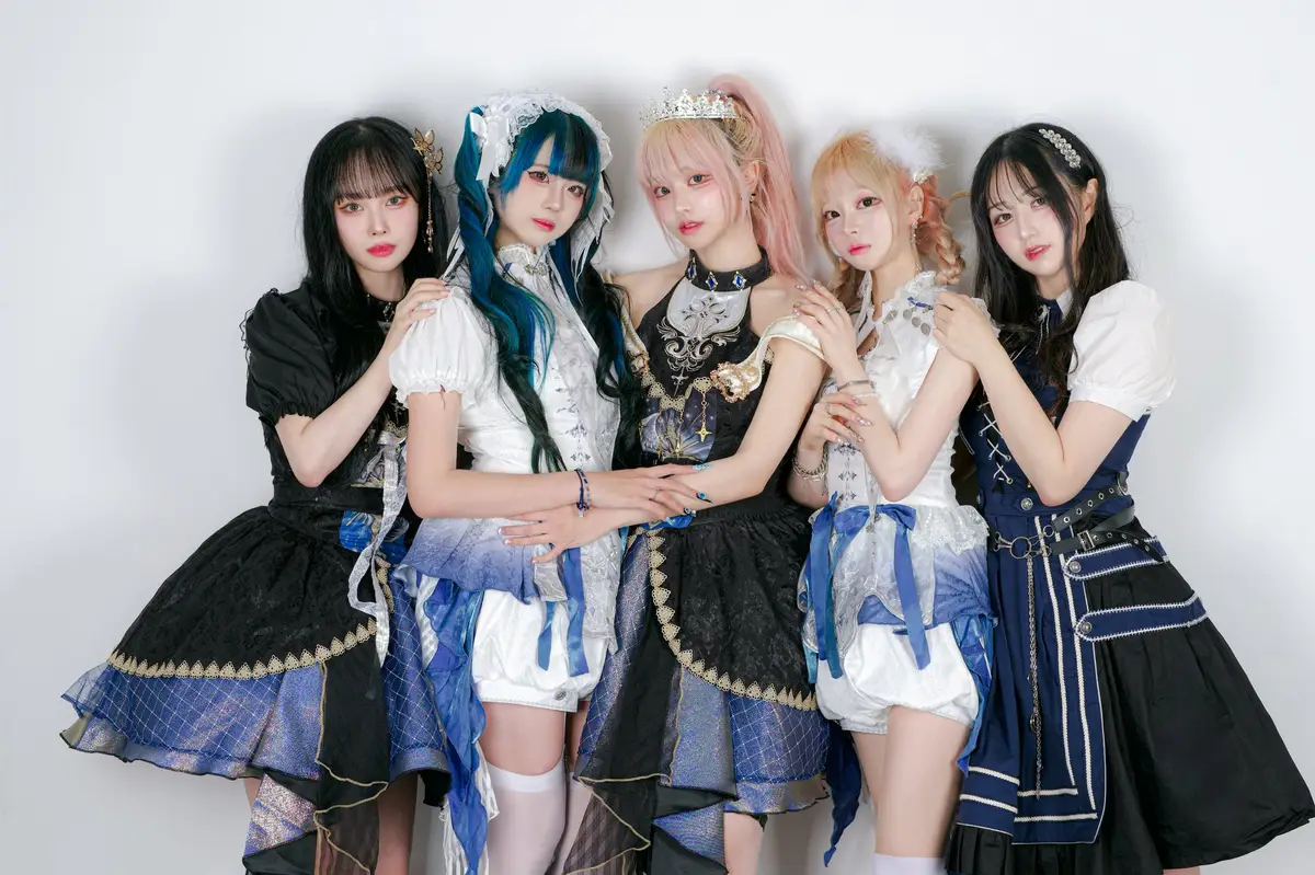 Manwolhwa members are Mingha, Siru, Hine, Moki, Haeon, and Riae.