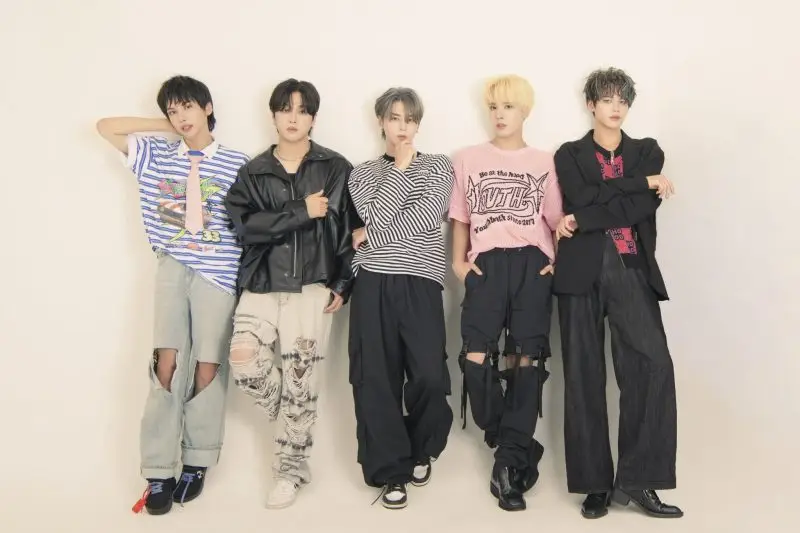 Megamax members are Iden, Ha.El, Hwan.E, Jinny, and Kan.