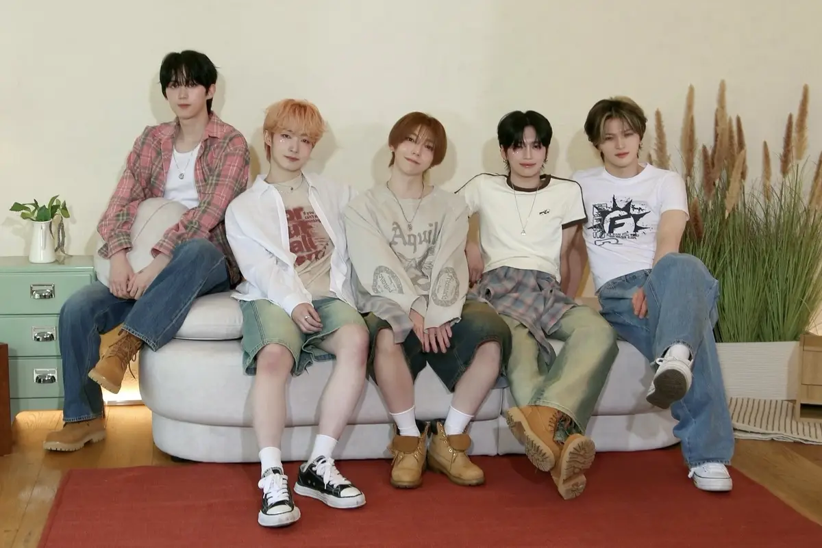 MY ONE Members Profile: Full Names, Ages, Heights, Weights and More MY ONE members are R, Gyeol, Dojun, Zenon, and Shiro.