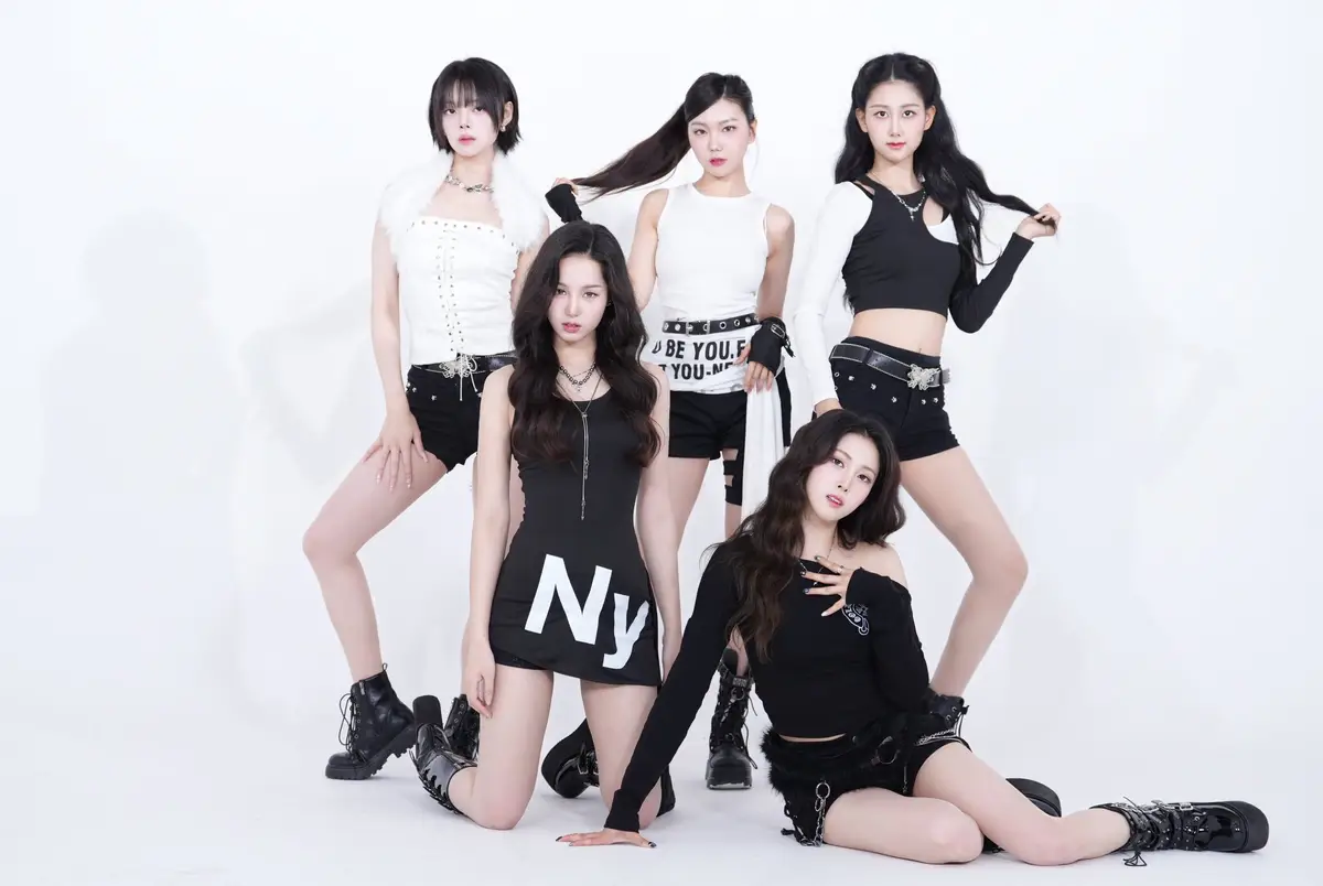 NAVILLERA members are Saya, Rila, Melody, Enny, and Dahlia.