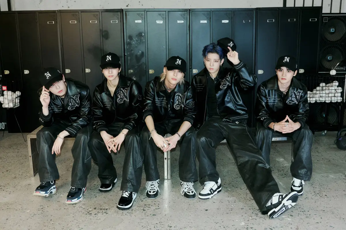 NOWZ members are Hyeonbin, Yoon, Yeonwoo, Jinhyuk, and Siyun.