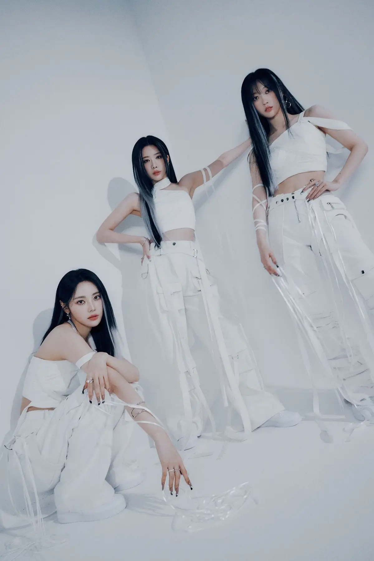 ODD EYE CIRCLE members are Kim Lip, JinSoul, and Choerry.
