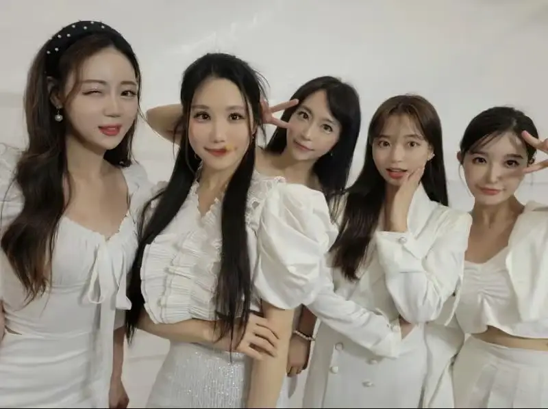 Odd Eye members are Eeum, Danbi, Roa, Gyuri, and Jiin.