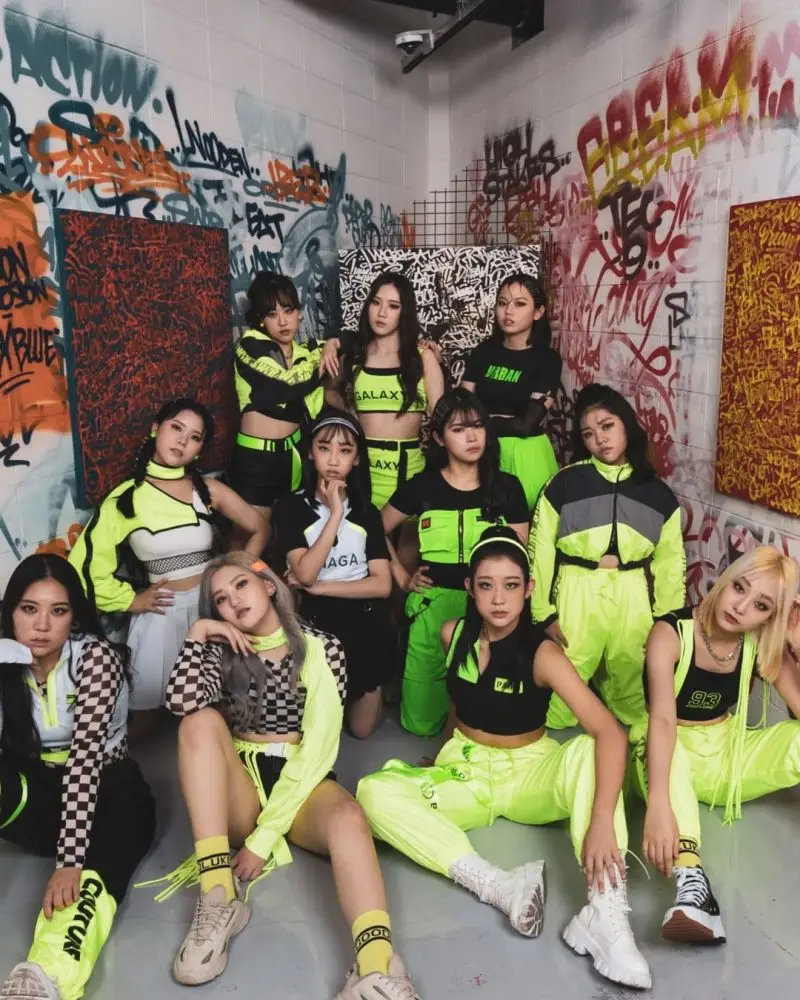ON TOP members are Doa, Hyemin, Yeonsu, Jiyeon, Jin, Eunbin, Haeni, Mina, Jibin, Eun-Sun, and Hyo-Ah.