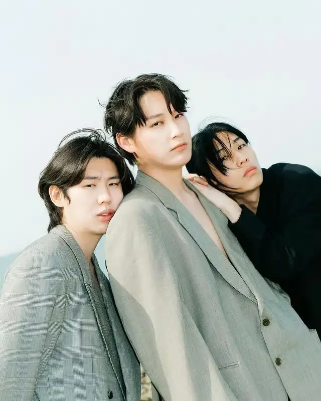 Owalloil members are Kwak Ji Hyun, Jang Tae Woong, and Ryu Jiho.