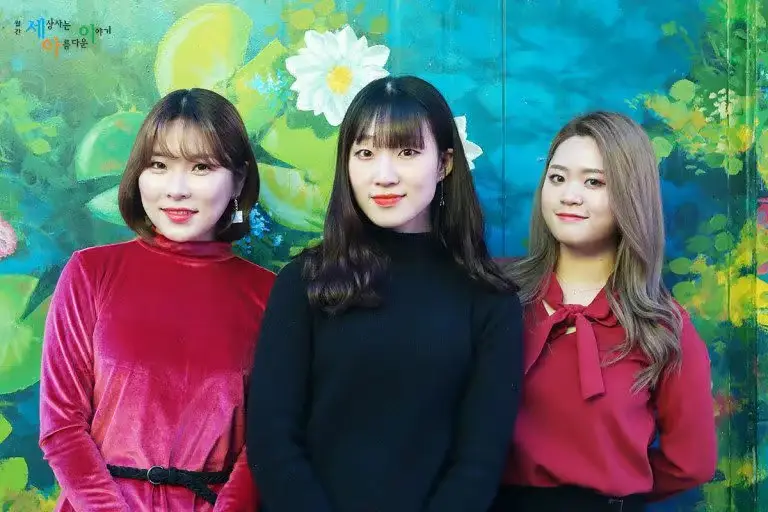 Pride Band members are Sohyun, Yeoeun, and Yubeen.