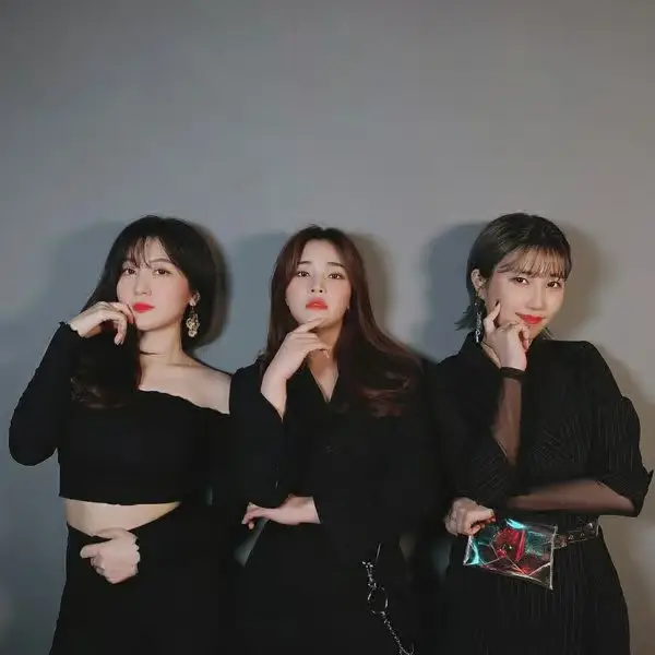 Q.O.S members are Terra, SeulE, and Lily.