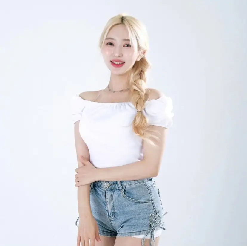 Rabbit or Fox member Sua