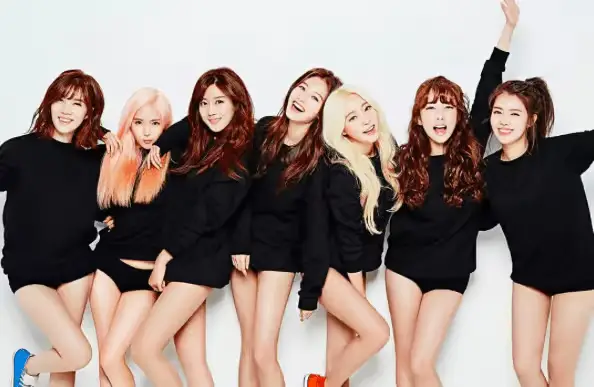 Rainbow members are Jaekyung, Woori, Seungah, Noeul, Yoonhye, Jisook, and Hyunyoung.