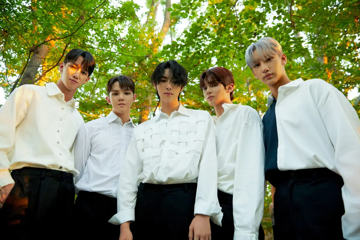 RoaD-B members are Day, Chanseung, Eddy, Baekhan, and Teen.